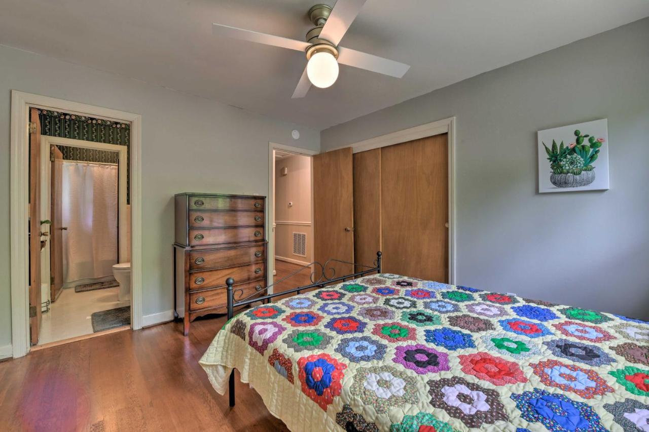 Cozy Retreat With Yard About 5 Mi To Dtwn Casa de férias Charlotte