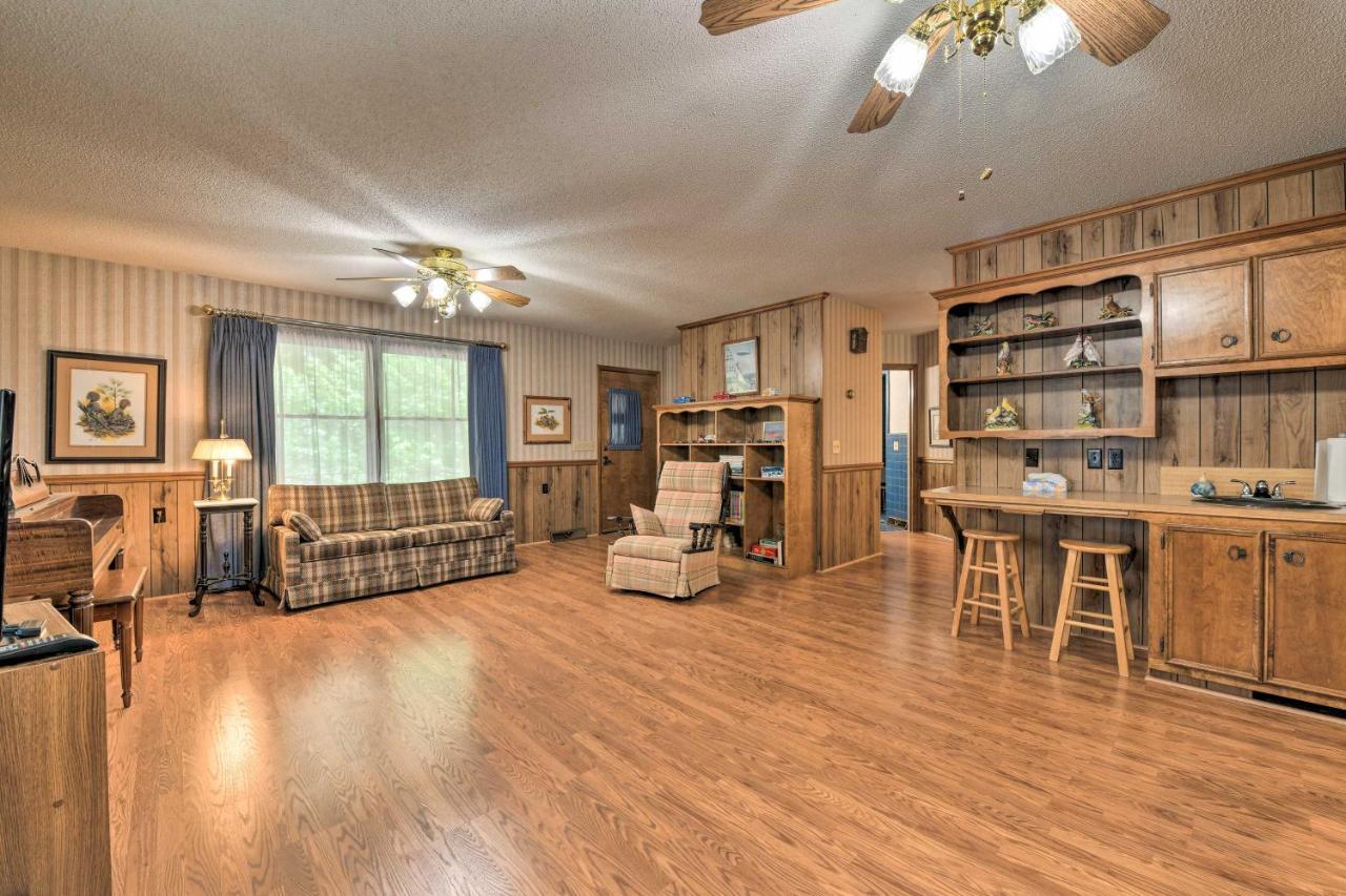 Casa de férias Cozy Retreat With Yard About 5 Mi To Dtwn Charlotte